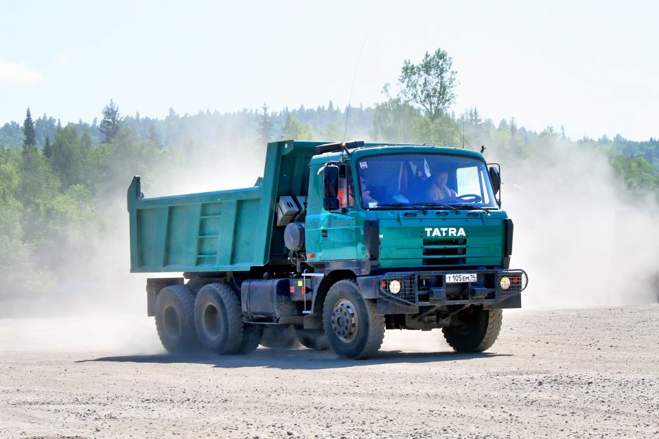 Bagr vs. Tatra 815