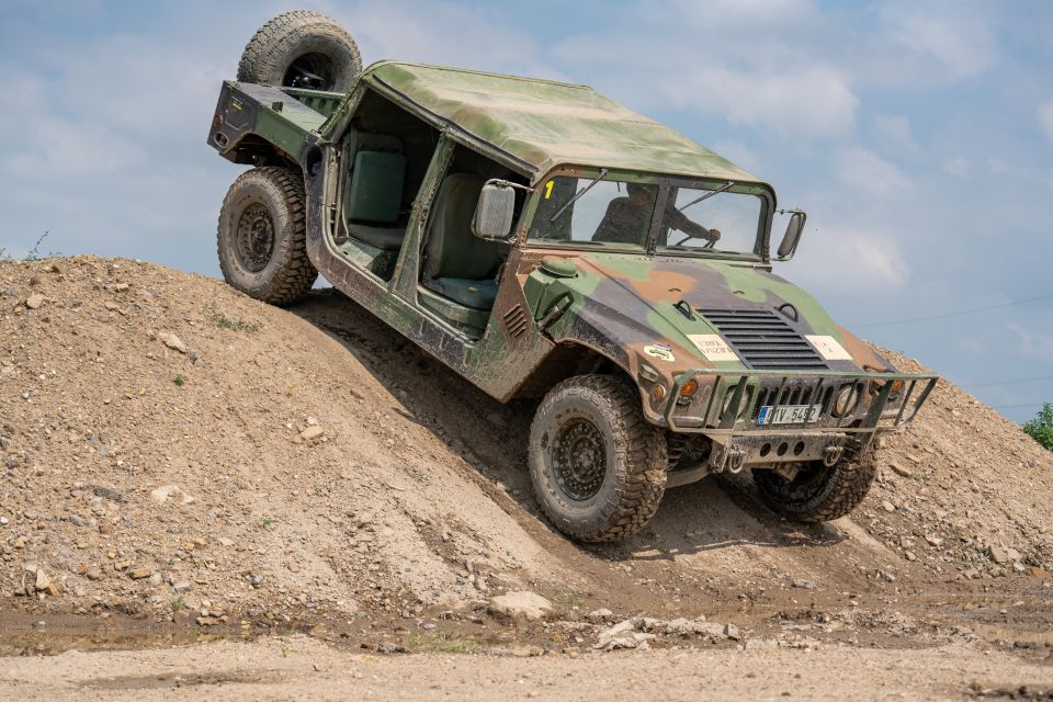 Řízení vojenského Humvee + adrenalinová jízda na korbě Humvee