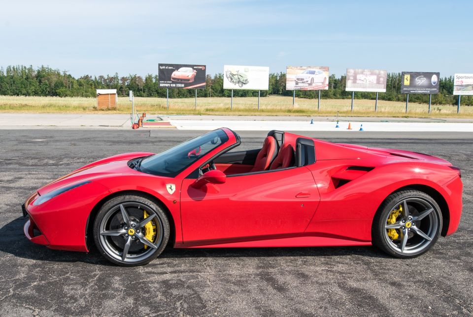 Jízda ve Ferrari na letišti Dlouhá Lhota u Příbrami