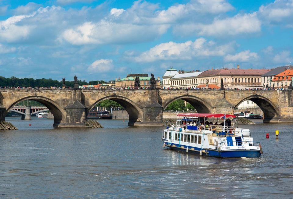 Vyhlídková plavba po Vltavě s lahodnou kávou a dezertem