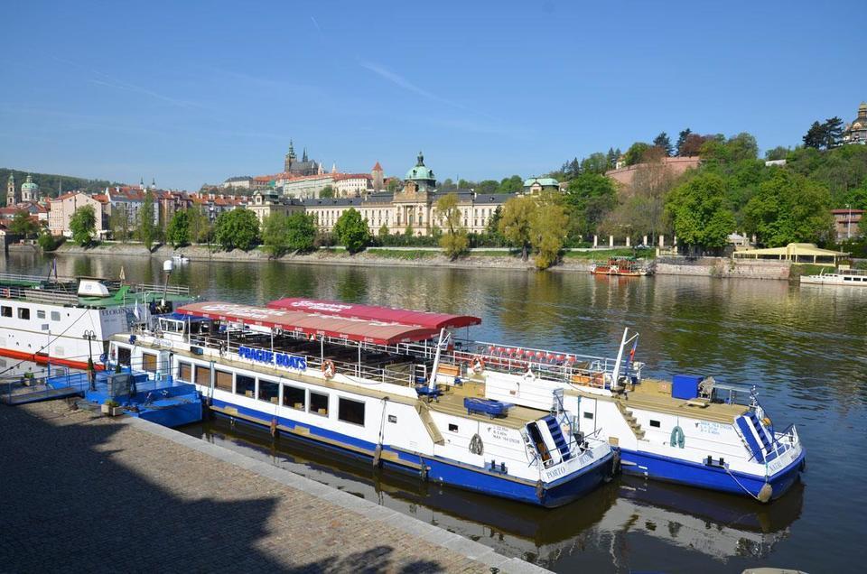Vyhlídková plavba po Vltavě s lahodnou kávou a dezertem