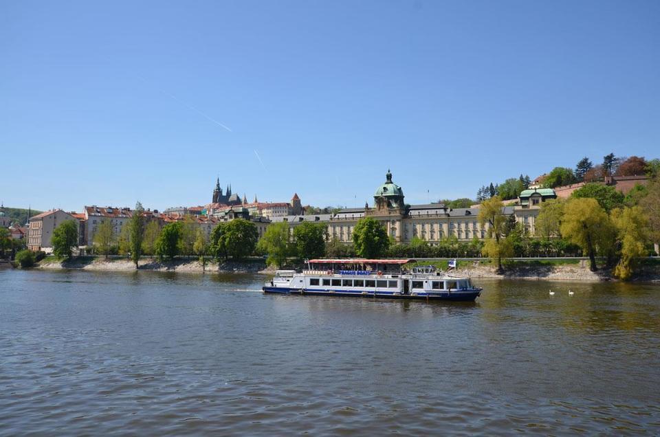 Vyhlídková plavba po Vltavě s lahodnou kávou a dezertem