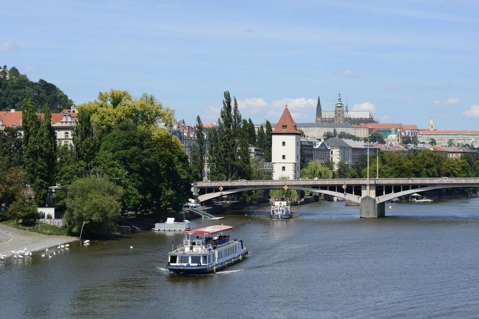 Vyhlídková plavba po Vltavě s lahodnou kávou a dezertem