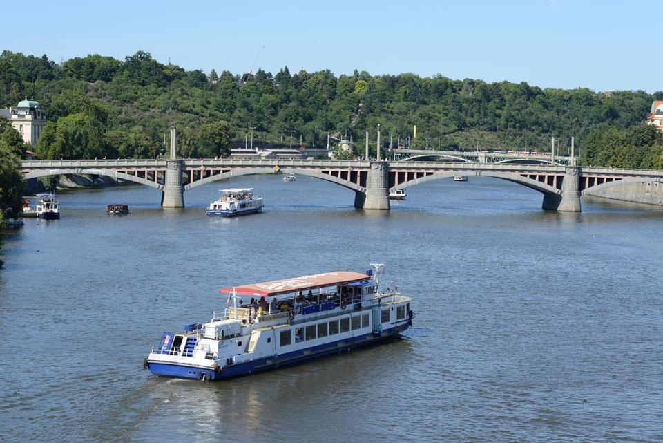 Vyhlídková plavba po Vltavě s lahodnou kávou a dezertem