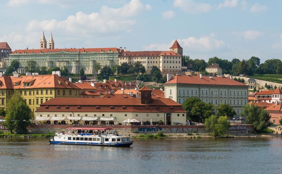 Vyhlídková plavba po Vltavě s lahodnou kávou a dezertem