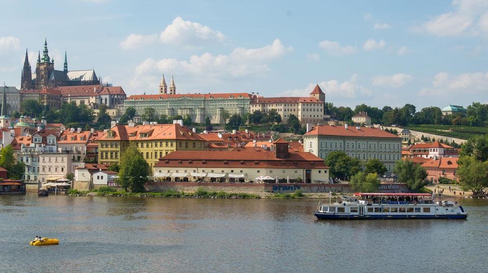 Vyhlídková plavba po Vltavě s lahodnou kávou a dezertem