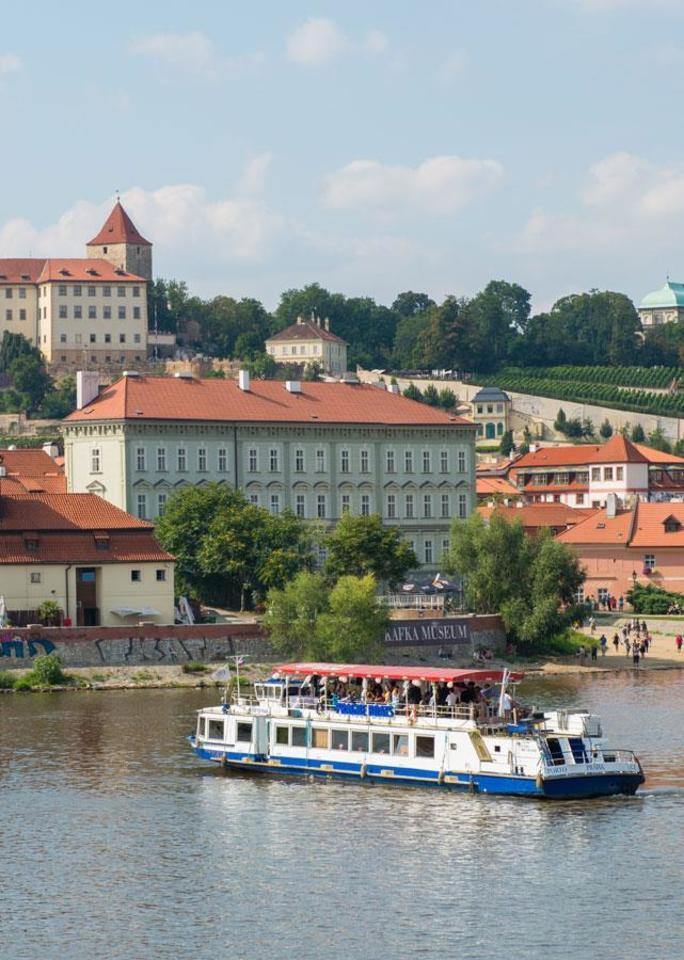 Vyhlídková plavba po Vltavě s lahodnou kávou a dezertem