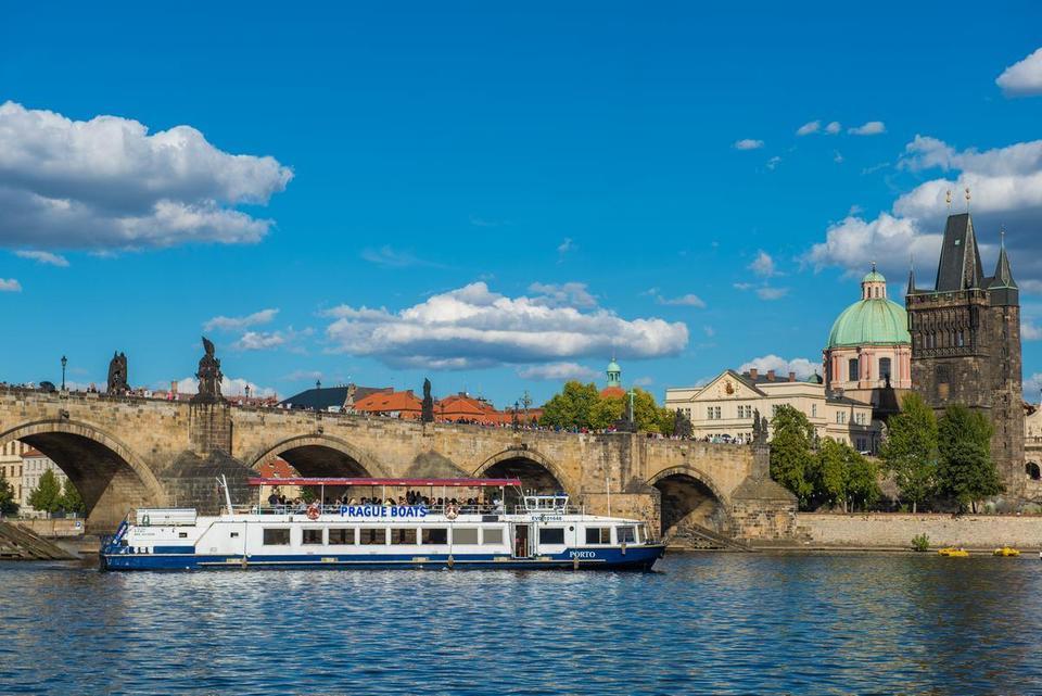 Romantická dvouhodinová plavba po Vltavě s čtyřchodovou večeří pro 2 osoby