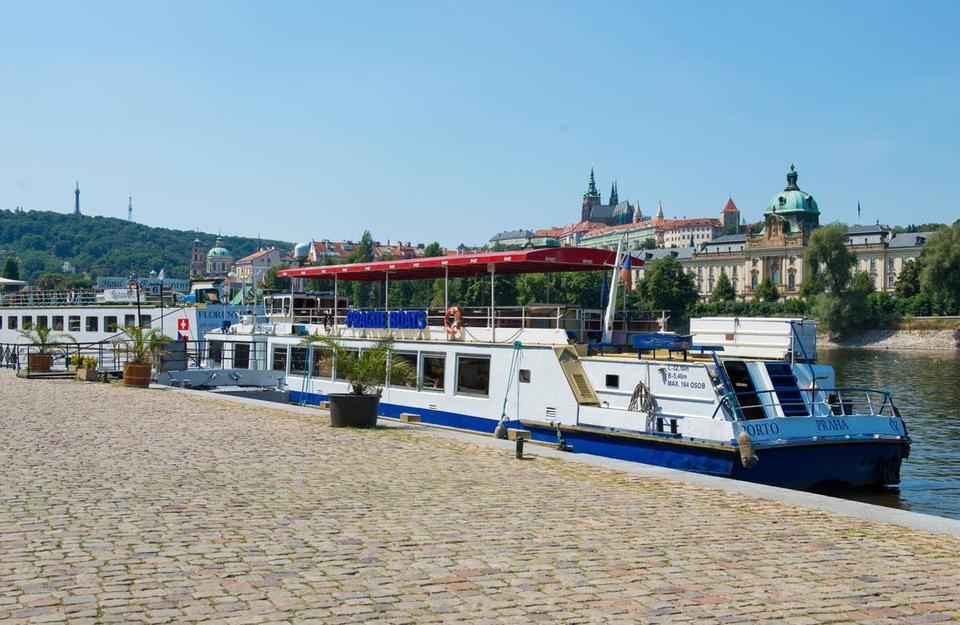 Dvouhodinová platba po Vltavě s večeří formou rautu