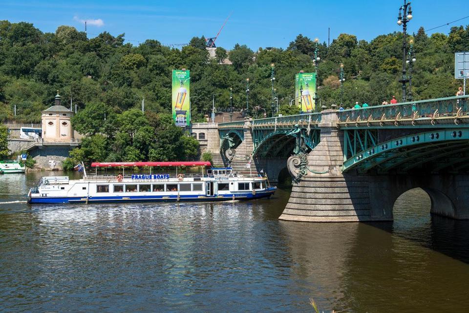 Dvouhodinová platba po Vltavě s večeří formou rautu