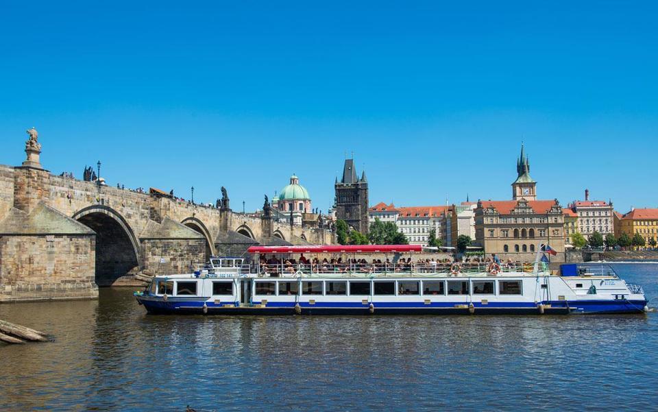Dvouhodinová platba po Vltavě s večeří formou rautu