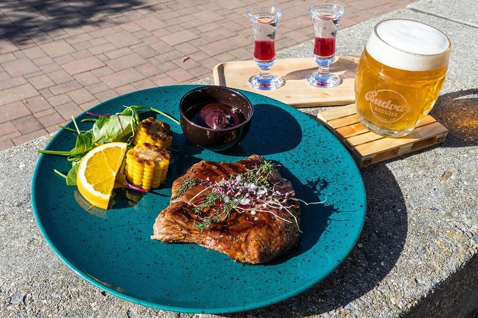 Romantická večerní plavba na Lipně s lahví sektu a večeří v jachtařské restauraci