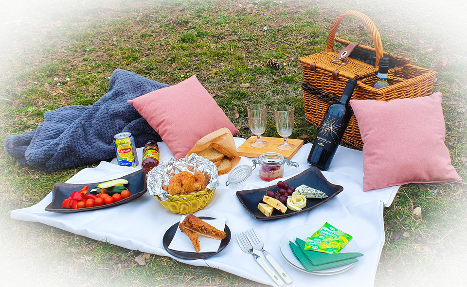 Piknik snů v Letenských sadech s plným košem dobrot
