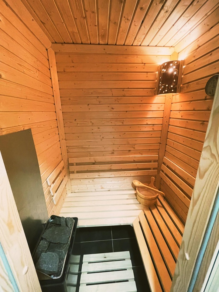 Noc v privátním wellness domku s vířivkou a finskou saunou pro 2 osoby pod Jizerkami