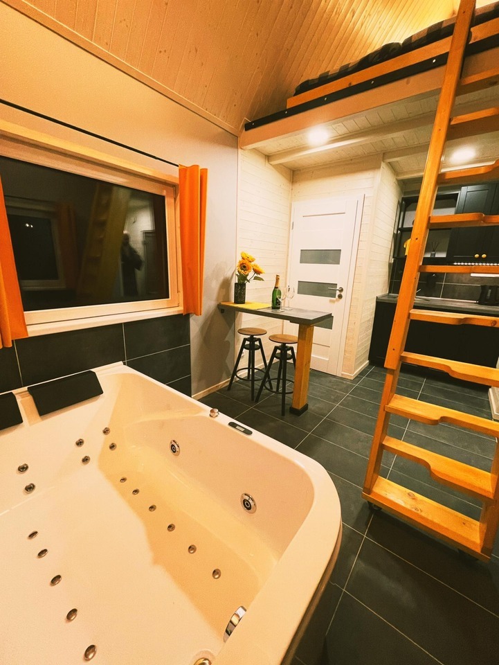 Noc v privátním wellness domku s vířivkou a finskou saunou pro 2 osoby pod Jizerkami