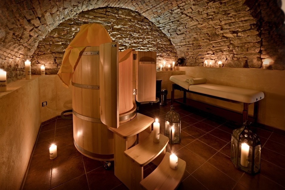 Privátní pivní koupel na zámku Wichterle s infrasaunou a večeří v zámecké restauraci pro 2 osoby
