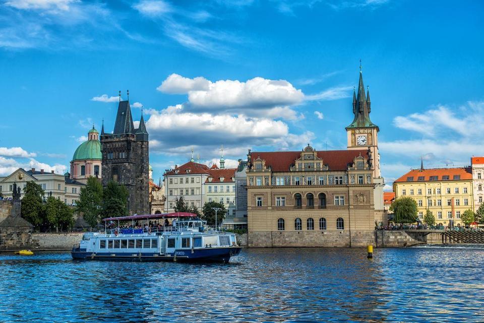 Dvouhodinová plavba po Vltavě s vynikajícím obědem a krásnými výhledy