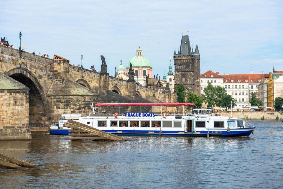 Plavba po Vltavě na 2 hodiny s vynikajícím obědem a krásnými výhledy
