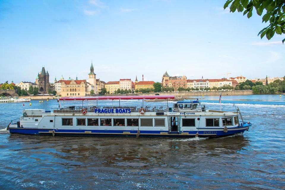 Plavba po Vltavě na 2 hodiny s vynikajícím obědem a krásnými výhledy