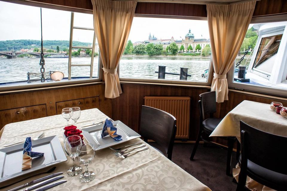 Dvouhodinová plavba po Vltavě s vynikajícím obědem a krásnými výhledy