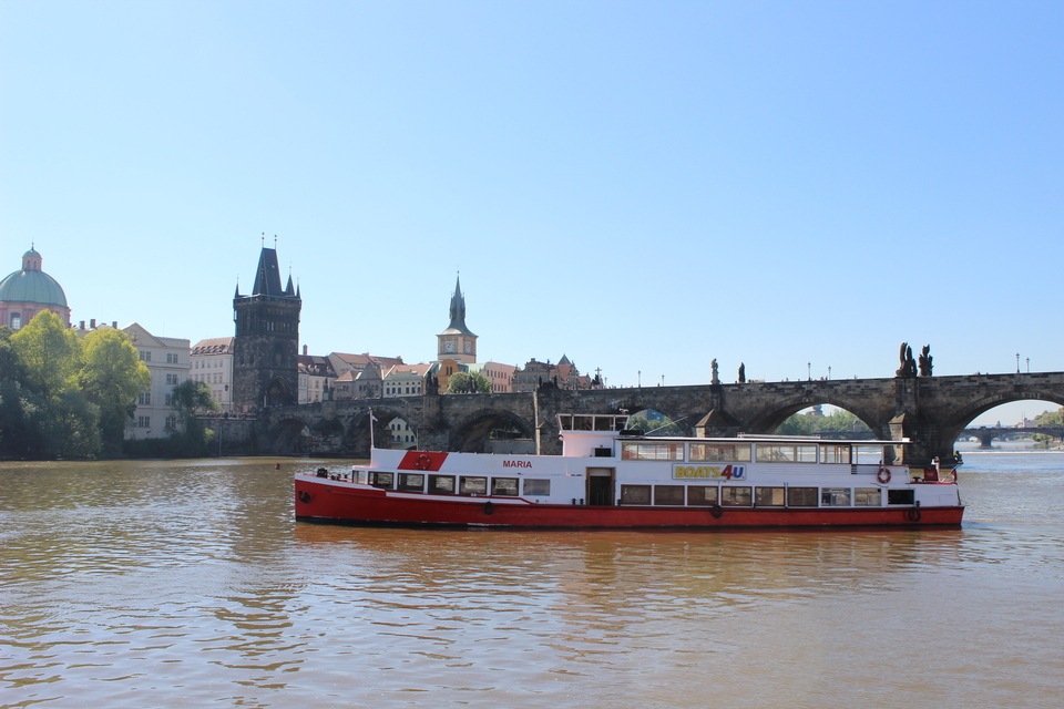 Hodinová plavba výletní lodí po pražských památkách