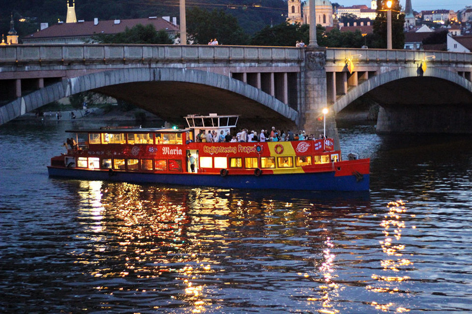 Večerní dvouhodinová plavba výletní lodí po historickém centru Prahy s bohatým rautem