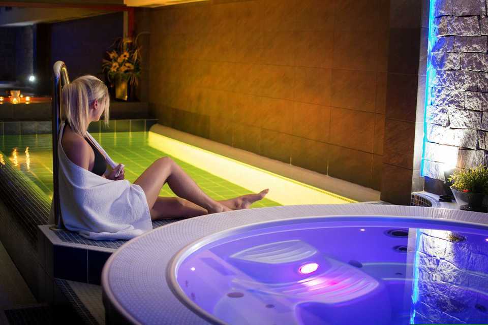 Relaxační wellness pobyt s polopenzí a královskou čokoládovou masáží v hotelovém resortu Slunný dvůr