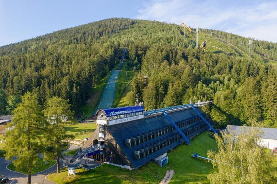 Nabitý horský pobyt na 6 nocí v Hotelu Skicentrum Harrachov přímo pod skokanským můstkem pro 2 osoby