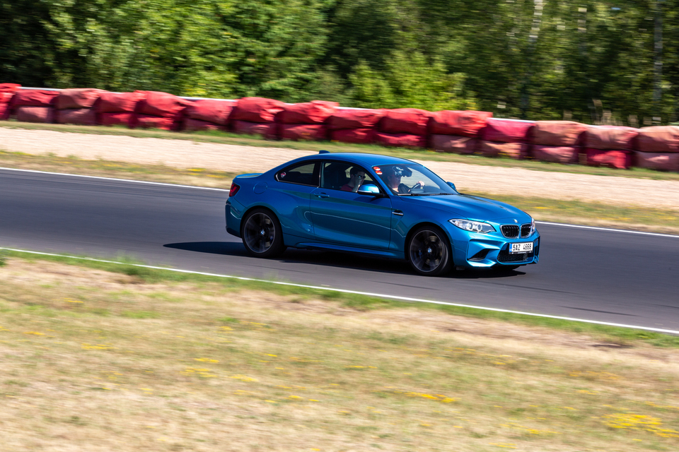 Jízda v BMW M2 F87 na velkém závodním okruhu Autodromu Most