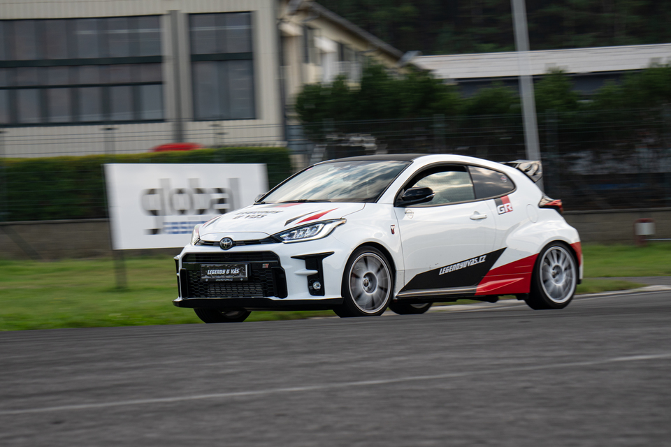 Jízda v Toyota GR Yaris na okruhu Autodromu Sosnová