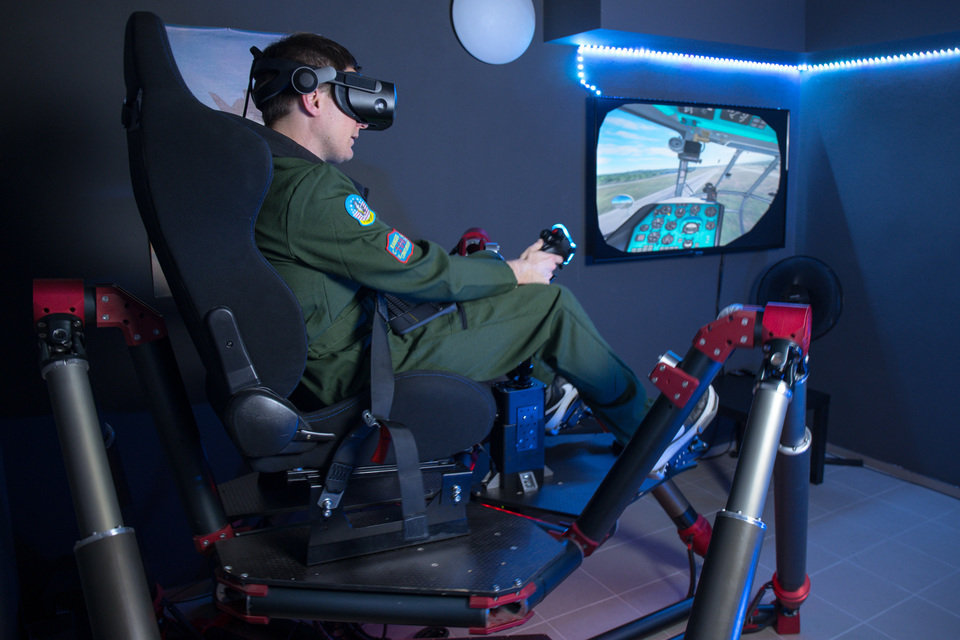 Unikátní pohyblivý letecký simulátor s virtuální realitou v Brně