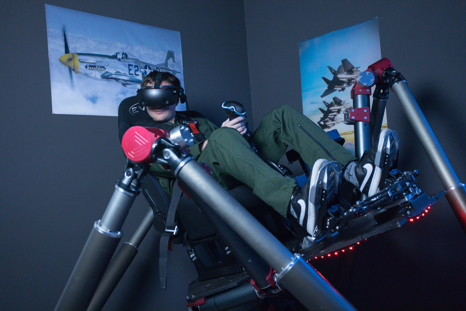 Unikátní pohyblivý letecký simulátor s virtuální realitou v Brně