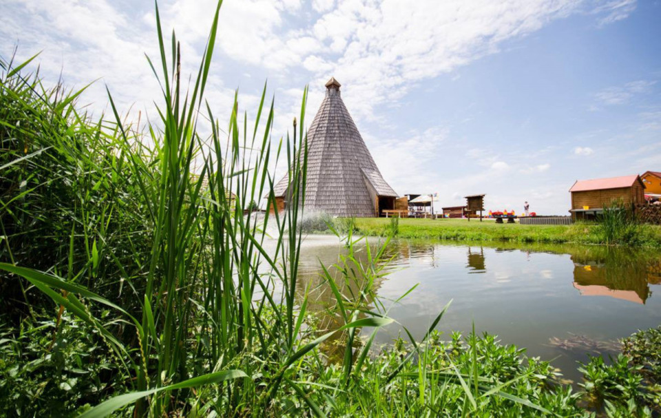 Pobyt v unikátním Vigvam resortu pro dva s polopenzí, piknikem a neomezeným wellness