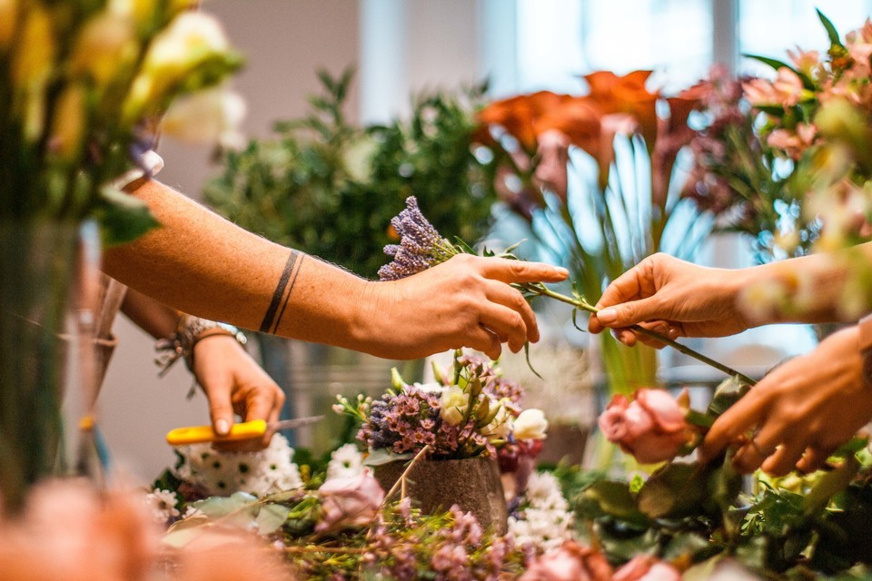 Kurz vázání floristických šperků v květinovém ateliéru