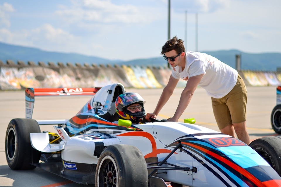 Jízda plná adrenalinu ve Formuli F4 na závodním okruhu Autodromu Brno