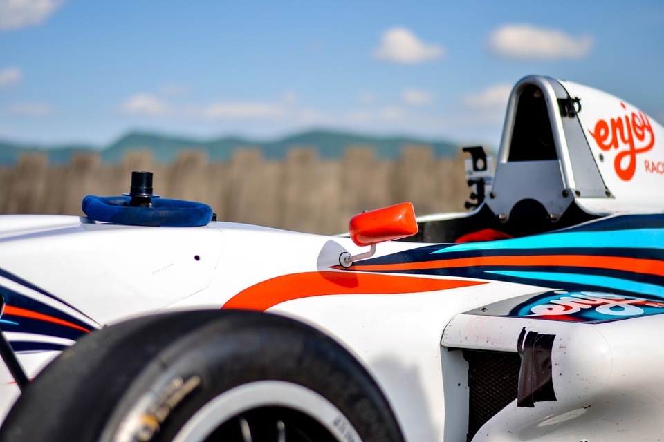Jízda plná adrenalinu ve Formuli F4 na závodním okruhu Autodromu Brno