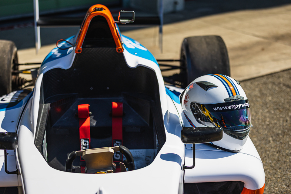Závodní sen - Formule F4 a Ariel Atom na závodním okruhu Autodromu Brno