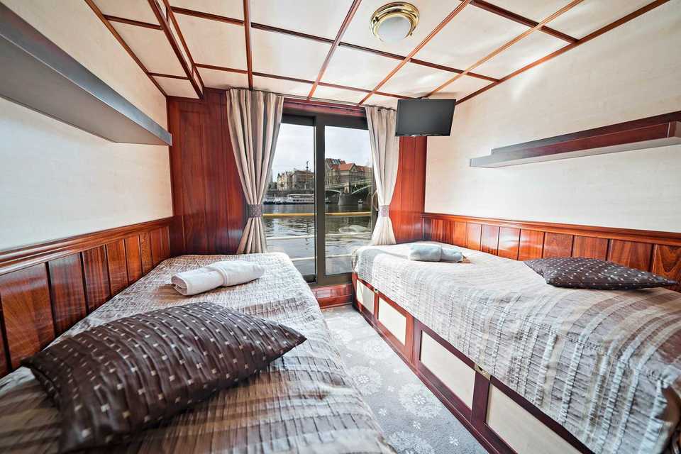 Plavba Prahou pro dva s polopenzí, živou hudbou a ubytováním v kajutě hotelové lodi Florentina na 1 noc 