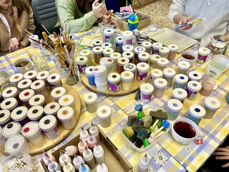Malování na keramiku v pohodovém hygge ateliéru – univerzální poukaz