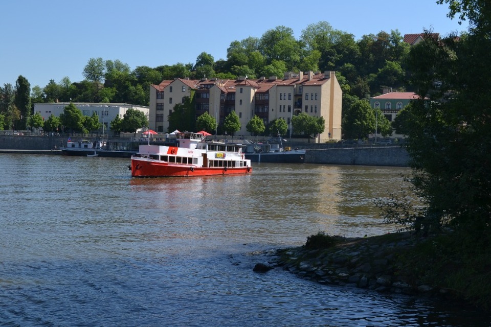 Dvouhodinová plavba výletní lodí po historickém centru Prahy s vynikajícím obědem