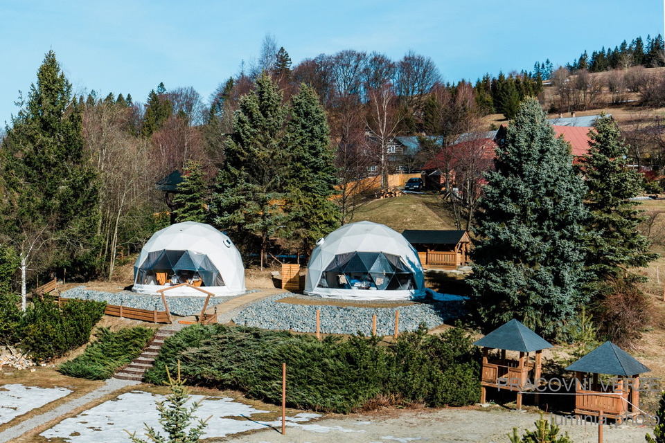 Glamping v Beskydech s polopenzí, wellness a lahví sektu