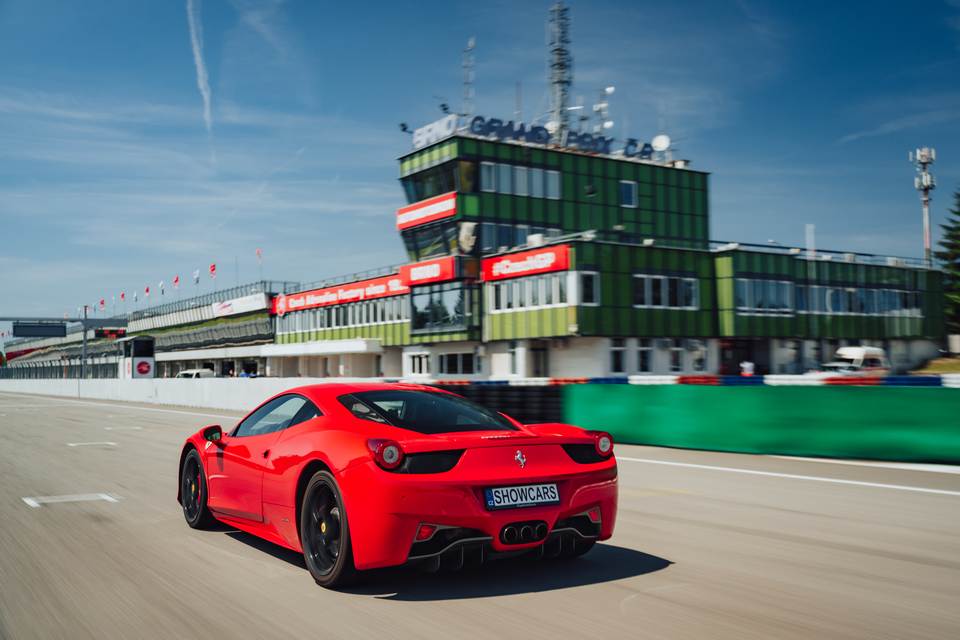 Jízda ve Ferrari 458 Italia na velkém závodním okruhu Autodromu Most