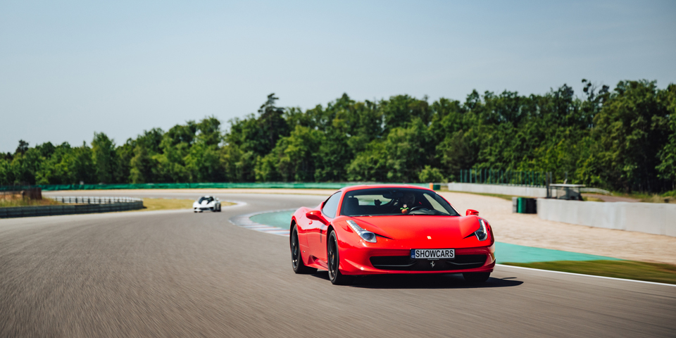 Jízda ve Ferrari 458 Italia na velkém závodním okruhu Autodromu Most