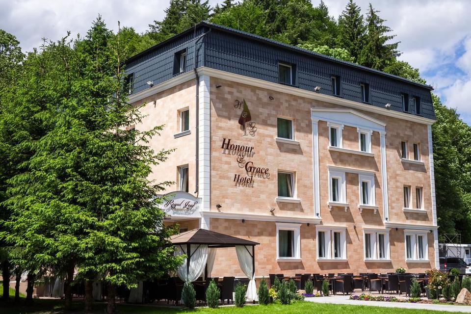 Gurmánské zážitky Karlovy Vary - Noc ve fantastickém hotelu Honour & Grace**** s 6chodovým degustačním menu v srdci krušnohorských lesů pro dva