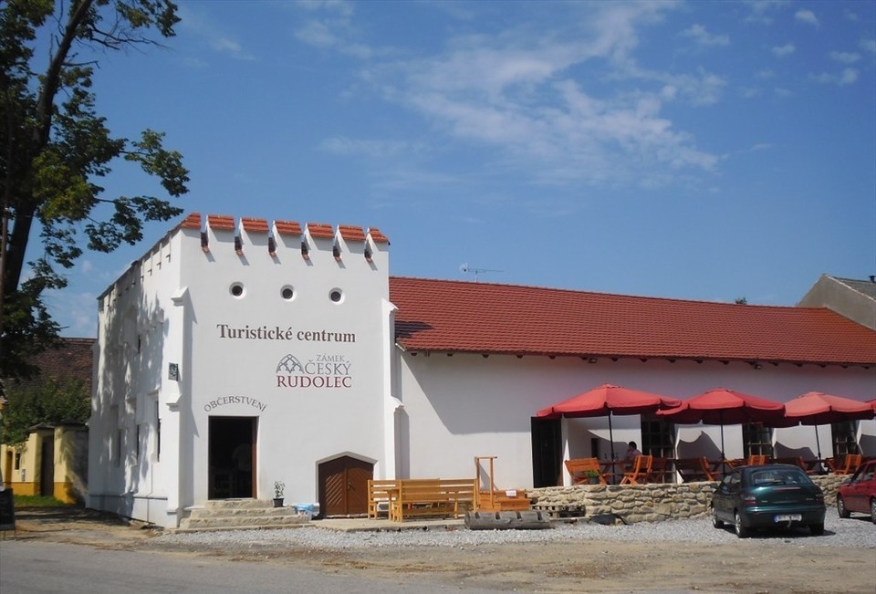 Návštěva pivovaru Grasel s ochutnávkou piva, oběd v pivovarské restauraci a komentovaná prohlídka zámku Český Rudolec