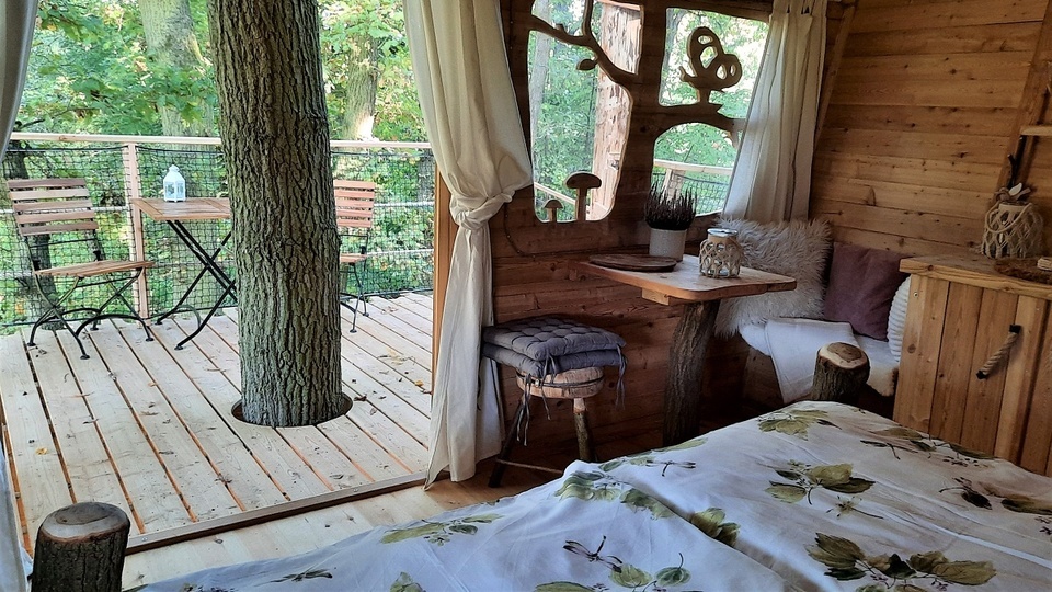 Relaxační pobyt ve stylovém Tree house V lipách s vířivkou a snídaní v Resortu Green Valley pro 2 osoby