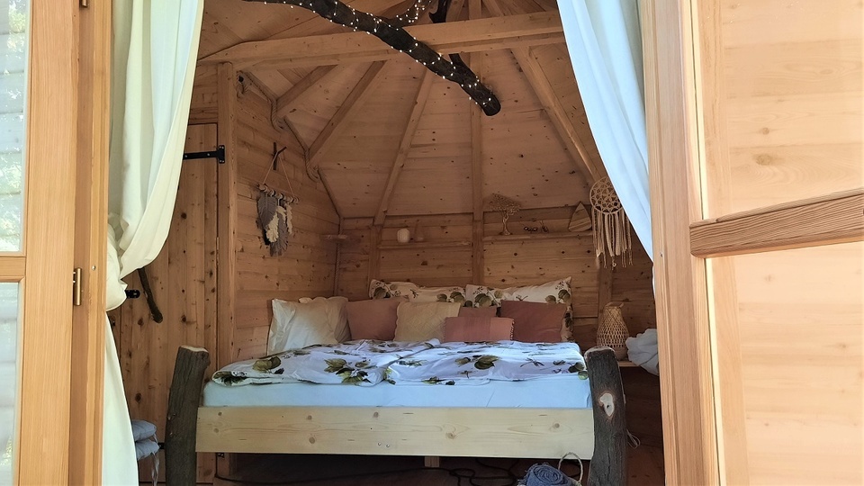 Relaxační pobyt ve stylovém Tree house V lipách s vířivkou a snídaní v Resortu Green Valley pro 2 osoby