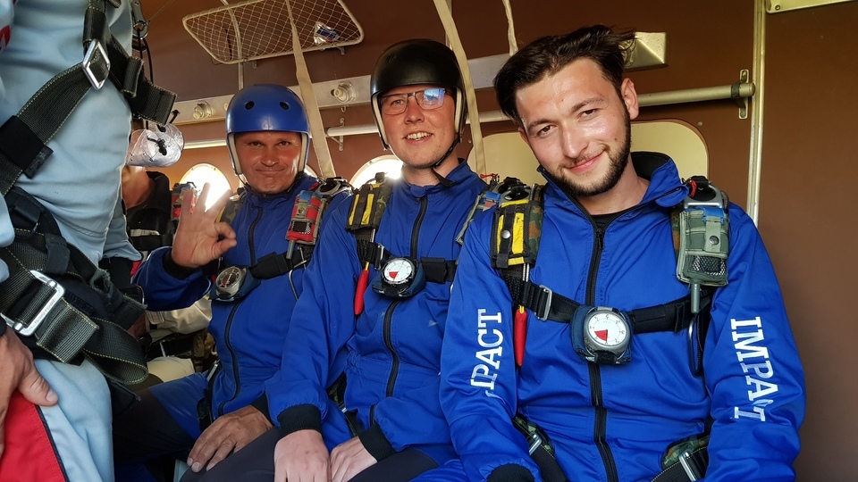 Parašutistický výcvik se seskokem z 1200 metrů a osvědčením v Kolíně