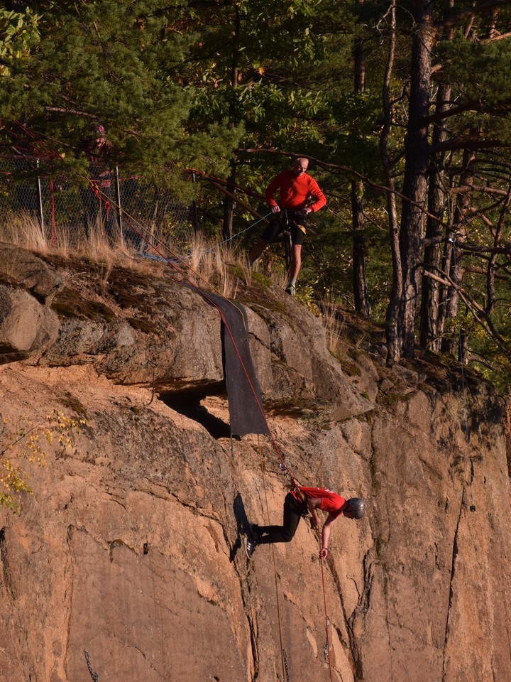 Adrenalinový rope jumping ze starého lomu nedaleko Prahy