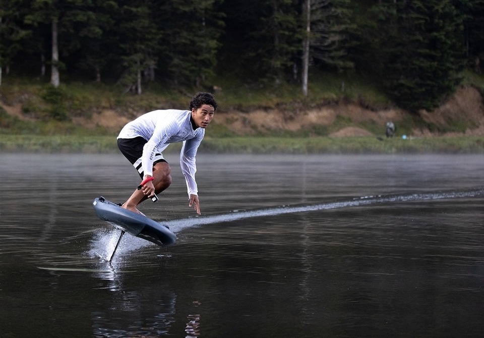 Surfování na E-foilu u slapské přehrady